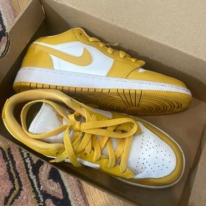 Nike air Jordan 1 low yellow and white